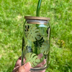Vaso de vidrio para café helado Monstera, con tapa y pajita, 16 oz, regalo personalizado para ella, regalo para amantes de las plantas
