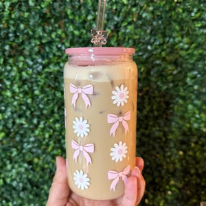 Vaso de café helado de vidrio con lazo rosa: Coquette Cup con tapa y pajita