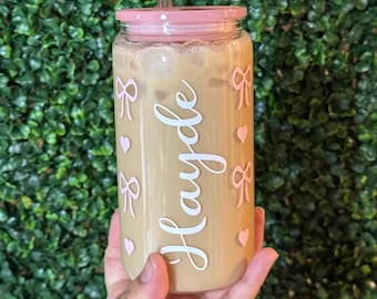 Coquette Rosa rosettglasmugg | Iskaffemugg med bambulock och sugrör | Flickig estetisk present till kaffeälskare | 473 ml