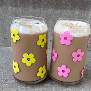 Personalized Daisy Glass, with Lid and Straw, Retro Daisy Glass Tumbler, Iced Coffee Glass, Floral Beer Can Glass, Gifts for Her, Coffee Mug