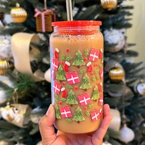 Vaso de café helado navideño: diseño de árbol y regalo navideño