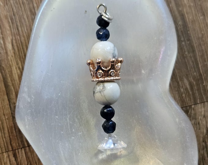 Witchcraft Ritual Amulet for Strength – Howlite & Blue Stone Necklace with Crown Charm Talisman
