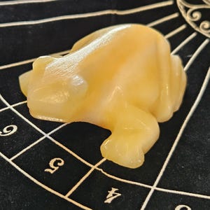 Carved Stone Money Frog – Abundance Altar Charm, Wealth Energy Talisman, Ritual Blessed Offering