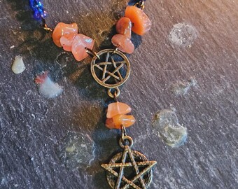 Collar de cornalina y piedra lunar, collar de pentáculo, joyería mística, talismán de protección, collar espiritual bohemio, joyería de sanación energética.