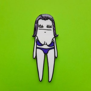 Purple Bikini Lady // Imán de nevera de dibujos animados groseros divertidos // Ilustración de personaje cómico ilustrado de arcilla polimérica hecha a mano // El mundo de Gary