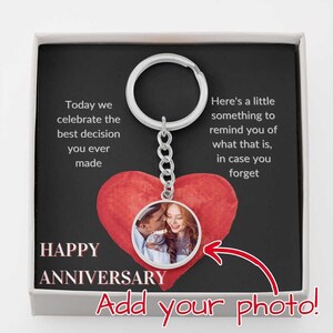 Gepersonaliseerde sleutelhanger cadeau voor jubileum, grappige boodschap kaart met aangepaste foto in goud of zilver