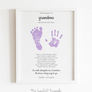 Cadeau grand-mère imprimable | Cadeau fête des mères | Message de bébé marche à côté de moi pour grand-mère | Cadeau souvenir empreinte et empreinte de main