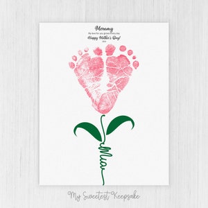 Op de afbeelding: Een roze voet afdruk bloem met groene bladeren en een stengel waarop "Mommy" in cursief staat. De tekst boven de bloem luidt "My love for you grows every day Happy Mother's Day!" en de tekst onder de bloem luidt "My Sweetest Keepsake".
