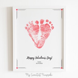 Druckbare ""Happy Valentine's Day"" Herz-Fußabdruck-Karte | Erster Baby Valentinstag | Andenken Geschenk von Baby oder Kleinkind an Großeltern