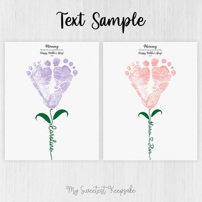 Op de afbeelding: Twee printbare kaarten met een bloemontwerp gemaakt van babyvoetjes. De tekst op de kaarten luidt "Mama, mijn liefde voor jou groeit elke dag. Fijne Moederdag!" E&eacute;n kaart heeft een paarse bloem en de tekst "Caroline" eronder. De andere kaart heeft een roze bloem en de tekst "Maria & Flor" eronder. De tekst "Mijn liefste aandenken" staat onderaan de kaarten.