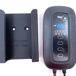 Puede incluir: Un controlador de acuario negro Hygger HG165 con una pantalla digital y múltiples botones de control. El controlador está junto a un soporte de montaje negro. La pantalla muestra números e iconos para varias funciones.