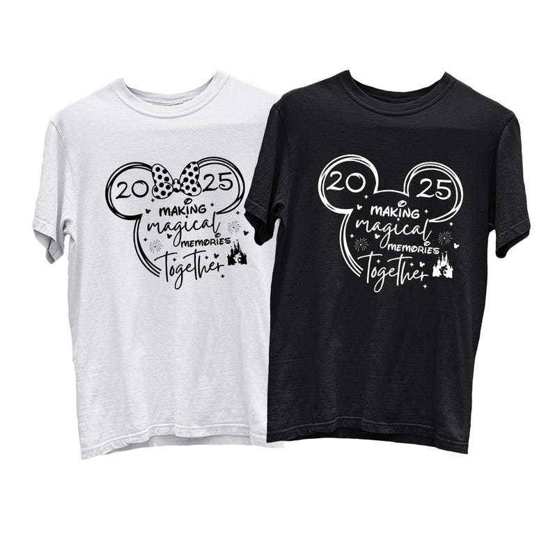 以下が含まれることがあります： 白と黒の2枚のTシャツで、ミッキーマウスのシルエットデザインが施されています。デザインには、20年と25年、そして「Making Magical Memories Together」という文字と、ミッキーの頭にリボンが描かれています。