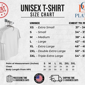 Op de afbeelding: Unisex t-shirt maattabel met metingen in inches voor borst, lichaamslengte vanaf het hoogste punt van de schouder en maten XS, S, M, L, XL, 2XL en 3XL.