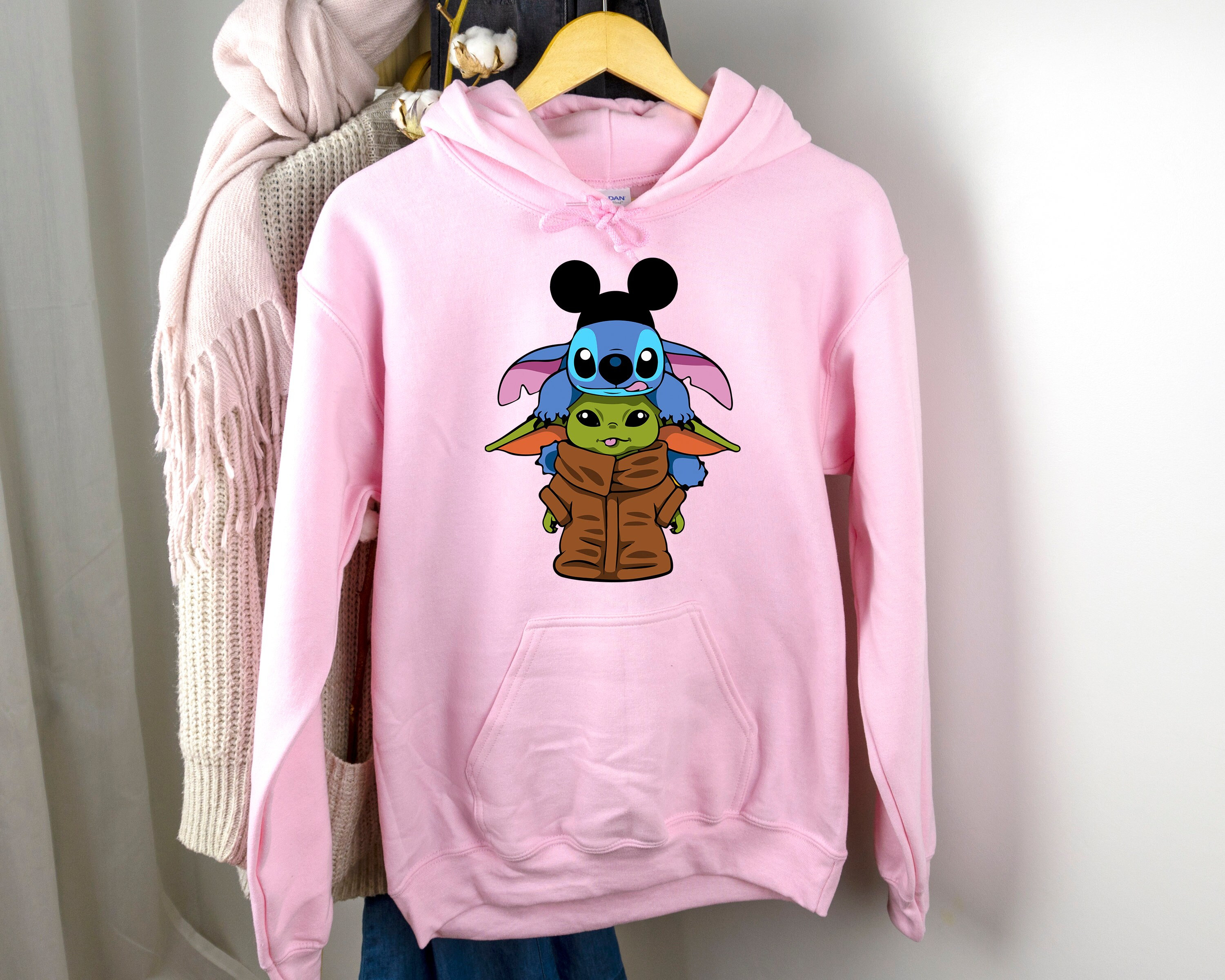 Felpa con cappuccio Baby Yoda e Stitch Disney, Felpa con cappuccio  Disneyworld Family, Felpa con cappuccio Stitch, Felpa Disney Star wars,  Orecchie Disney Baby Yoda, T-shirt Stitch -  Italia