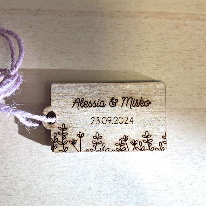 Tags Étiquettes personnalisées en bois pour cadeaux de mariage, cadeau de mariage, marque-places floraux personnalisés, bois personnalisé gravé Merci image 2