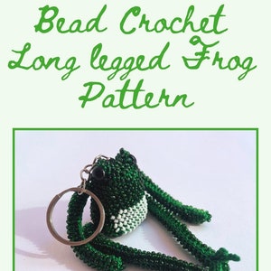 Puede incluir: Una rana de crochet de cuentas verdes con patas largas. La rana está unida a un llavero plateado. La imagen incluye el texto "Bead Crochet Long legged Frog Pattern" y una lista de detalles del patrón: 14 páginas de patrón PDF, 21 imágenes, 2 patrones de arte de píxeles, Cómo hacer un punto de crochet de cuentas y terminología en inglés estadounidense.
