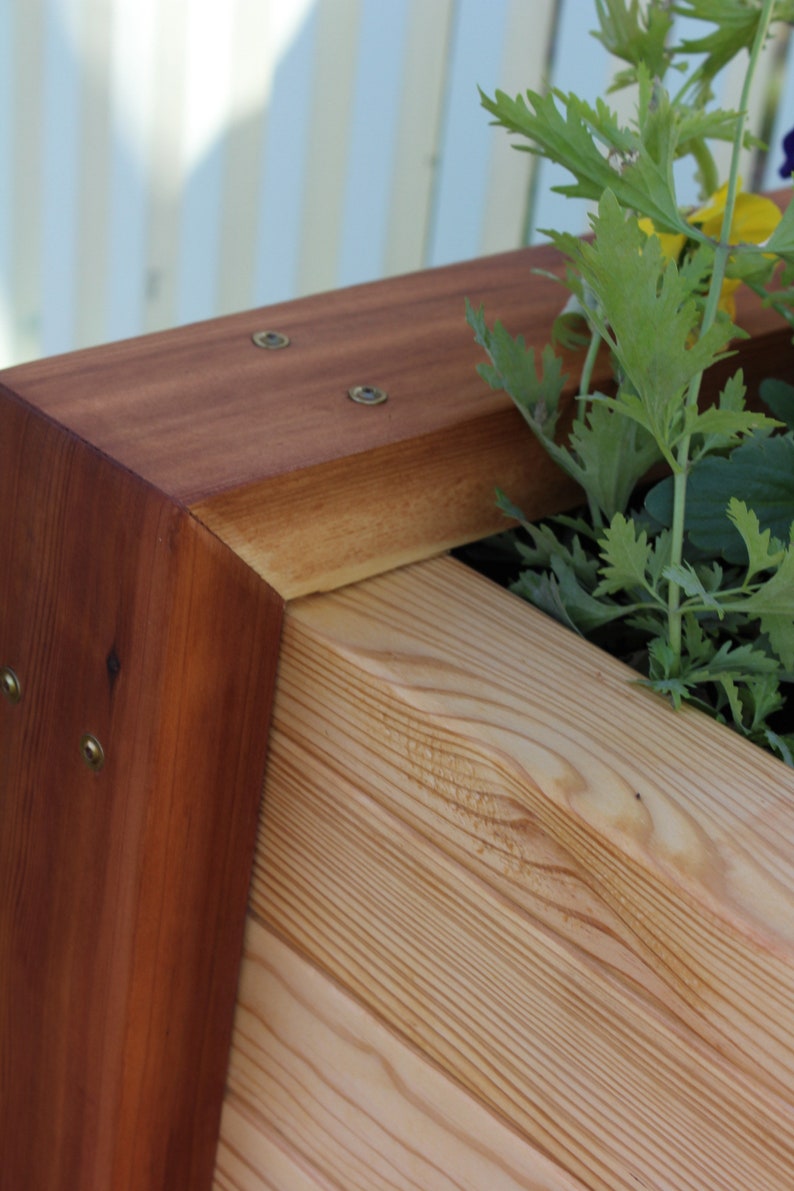 up close shot of the cedar and pine grain. buyers will choose what wood they buy for their diy garden bed which makes each one unique and personal