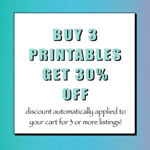 Pu&ograve; includere: Un quadrato bianco con un bordo turchese, che contiene il testo "BUY 3 PRINTABLES GET 30% OFF" in nero e turchese. Il testo "discount automatically applied to your cart for 3 or more listings!" &egrave; in nero.