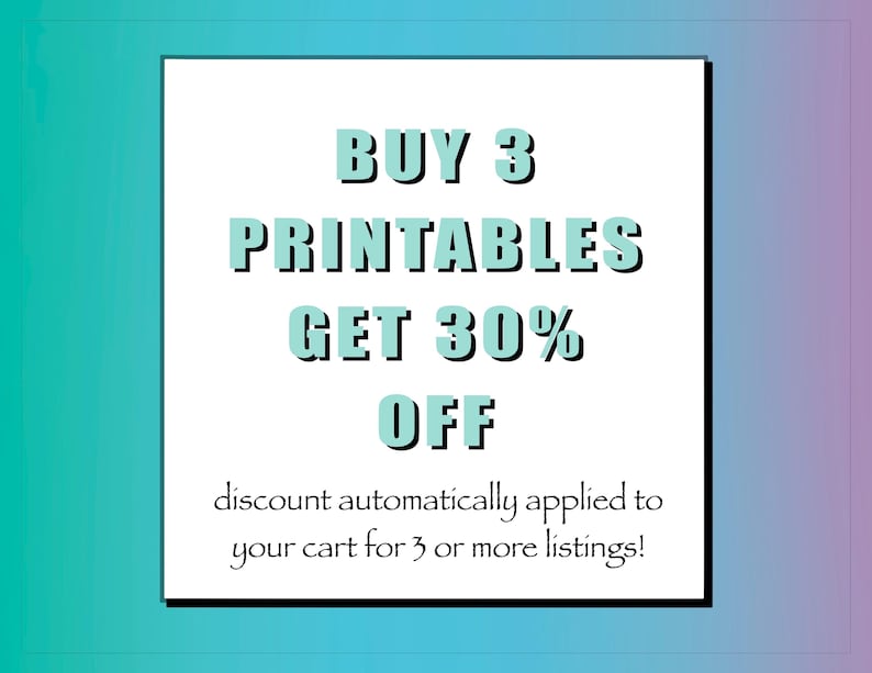 Pu&ograve; includere: Un quadrato bianco con un bordo turchese, che contiene il testo "BUY 3 PRINTABLES GET 30% OFF" in nero e turchese. Il testo "discount automatically applied to your cart for 3 or more listings!" &egrave; in nero.