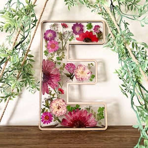 Elija su carta - Signos de monograma de flores prensadas - Diseño de pasión rosa - Guardería, sala de estar, decoración de entrada al dormitorio