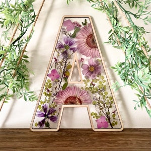 Escolha sua carta – Sinais de monograma de flor prensada – Design de flores roxas de jardim – Berçário, sala de estar, decoração de entrada de dormitório