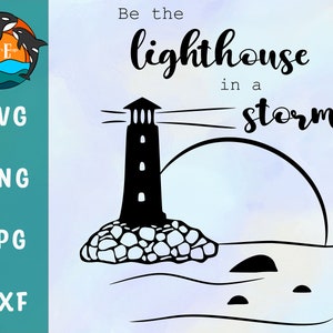 Puede incluir: Silueta en blanco y negro de un faro en una isla rocosa con olas y un sol en el fondo. El texto "Be the lighthouse in a storm" está escrito sobre el faro.