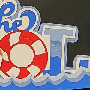 Pode incluir: Uma arte de papel azul e branco com as palavras "Be the Pool" e um salva-vidas vermelho e branco. A letra "P" &eacute; uma piscina azul com &aacute;gua e bolhas.