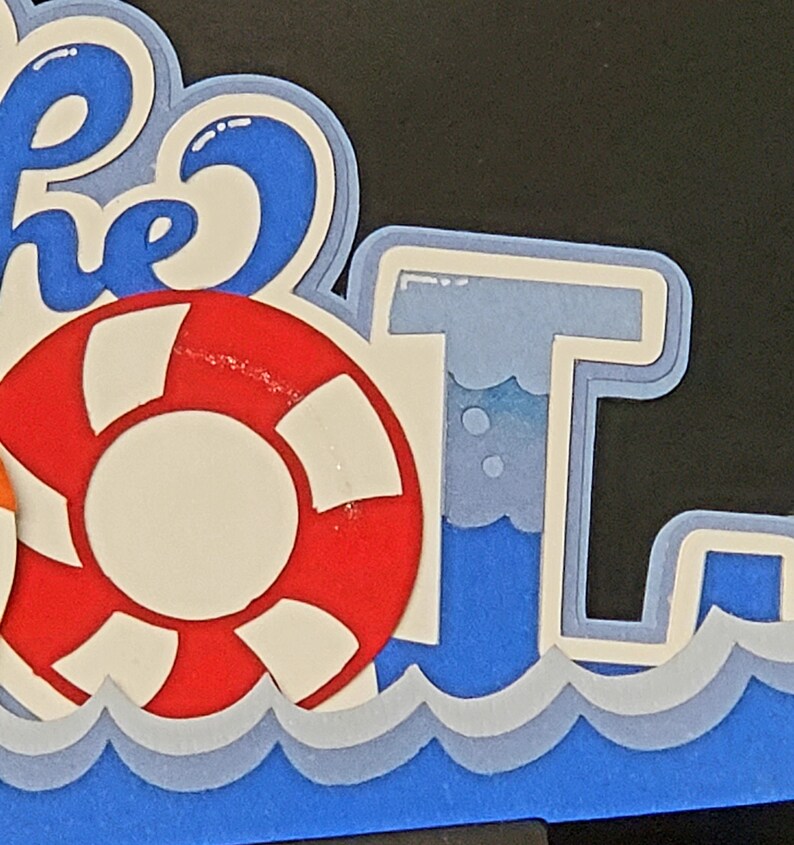 Pode incluir: Uma arte de papel azul e branco com as palavras "Be the Pool" e um salva-vidas vermelho e branco. A letra "P" &eacute; uma piscina azul com &aacute;gua e bolhas.