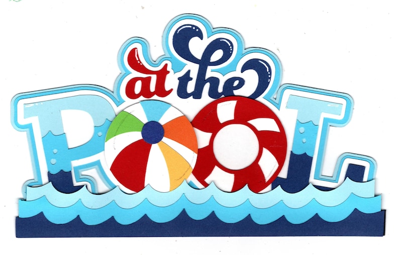Pode incluir: Um recorte de papel azul e branco das palavras "at the pool" com uma bola de praia vermelha, branca e azul e um salva-vidas vermelho e branco.