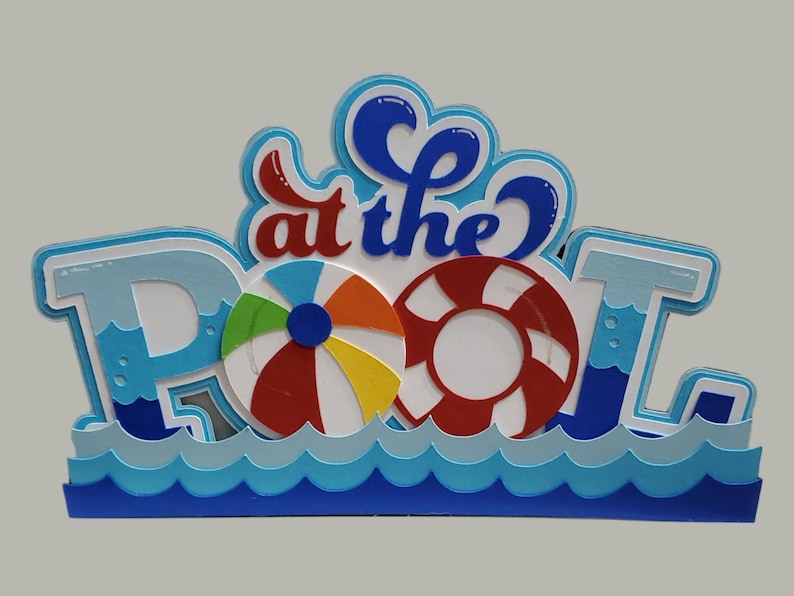 Pode incluir: Uma arte de papel azul e branco com as palavras "at the Pool" em letras brancas. A arte apresenta um salva-vidas vermelho e branco e uma bola de praia colorida.