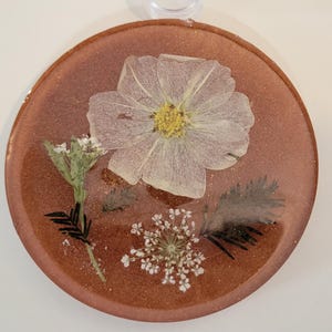 Delicate pressed flower resin coaster decor