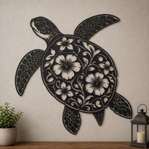 Peut inclure: Une décoration murale noire en forme de tortue de mer avec des découpes complexes de fleurs d'hibiscus et de motifs de feuilles sur sa carapace. La tortue présente une tête détaillée et des nageoires avec un design d'écailles texturé.