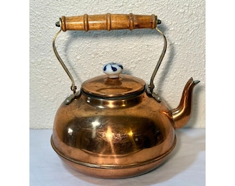Stary miedziany czajnik z drewnianą rączką i ceramiczną gałką