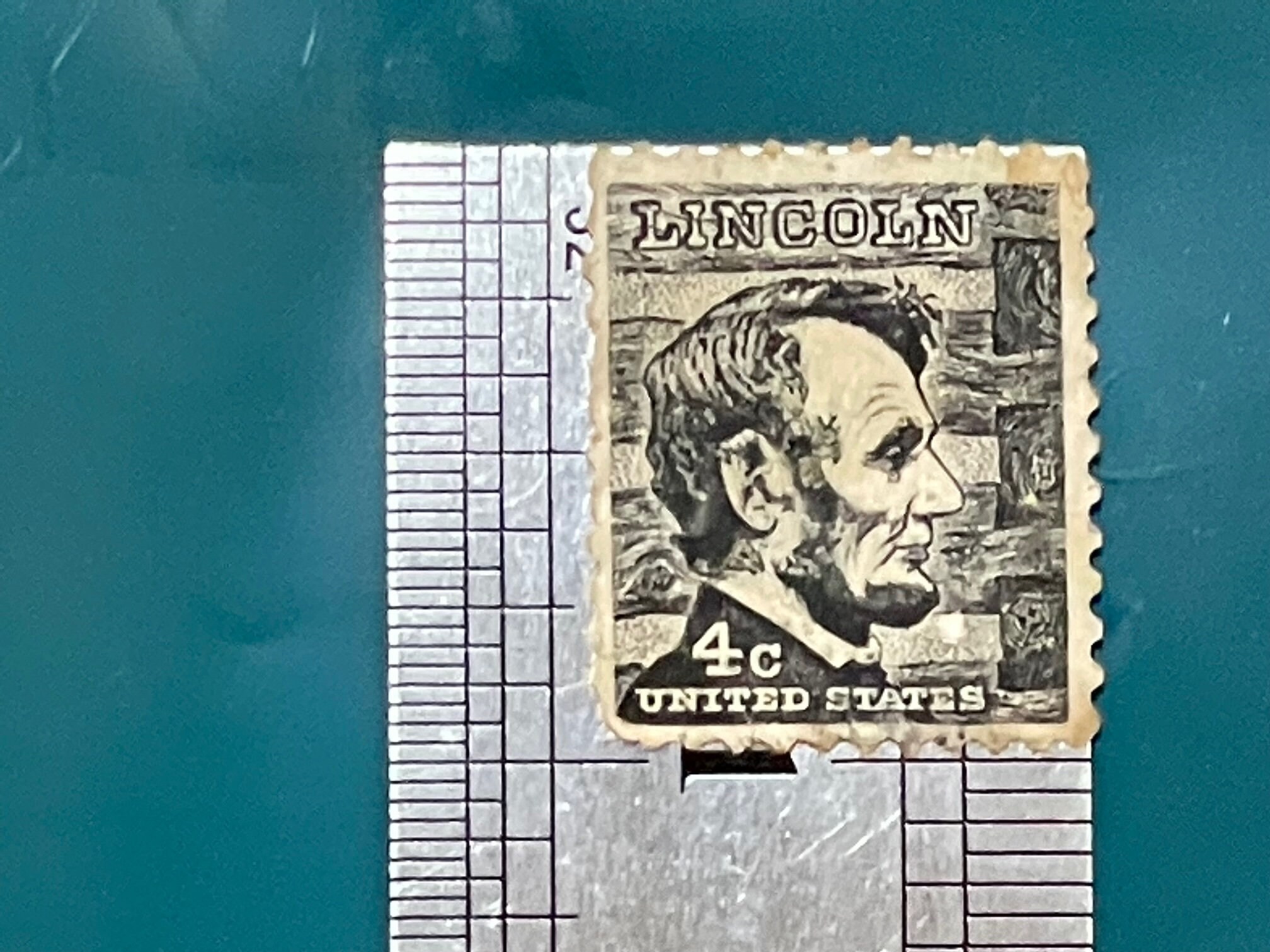 米国ビンテージ使用済切手　4￠リンカーン Vintage Uncirculated 1965 Lincoln 4c Black Engraved Stamp, F