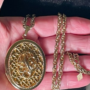 Vintage 1972 Gold Tone 2&quot; Locket  Pendant 24”Chain, Marked Sarah Cov (Coventry) Heirloom Collection