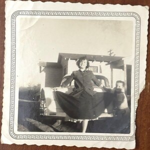 1953年ヴィンテージ写真 身元不明の女性 子供 車 3.5 x 3.5 白黒
