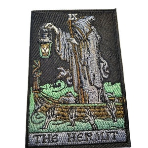 L'ermite avec lanterne carte de tarot belle broderie fer à coudre sur patch 3 3/4" x 2 1/2"