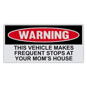 Autocollant de pare-chocs, autocollant d’avertissement amusant, ce véhicule fait des arrêts fréquents chez votre mère, autocollant en vinyle de qualité supérieure de 6 « x 3 »