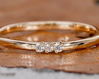 Anillo minimalista de tres piedras, anillo apilable de oro macizo de 14k, banda de bodas de 3 piedras, anillo de bodas apilable, anillo delicado para mujeres, regalo para la novia