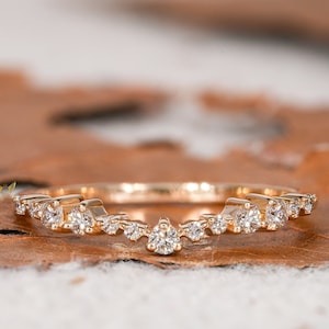 Lab Grown Diamond Curve Chevron Ring, 14k Gold Curve Wedding Ring, Minimalistyczny Curve Ring, Curved Stacking Ring dla kobiet, Delikatny pierścionek dla niej