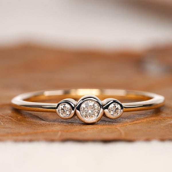 14K Solid Gold Lünette Set Ring Drei Stein Natürlicher Diamant Ring Zierlicher Gold Ring Minimalistischer Ring Dreifacher Diamant Ring Valentinstag Geschenk für Sie