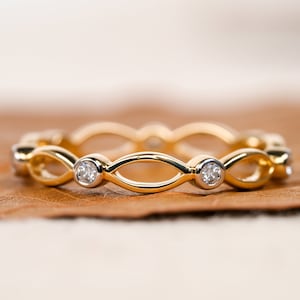 Liten diamantring med tummare, öppen ring, stapelring i 14 karat, unik matchande ring, liten minimalistisk ring, labbodlad diamantring med bezel för henne