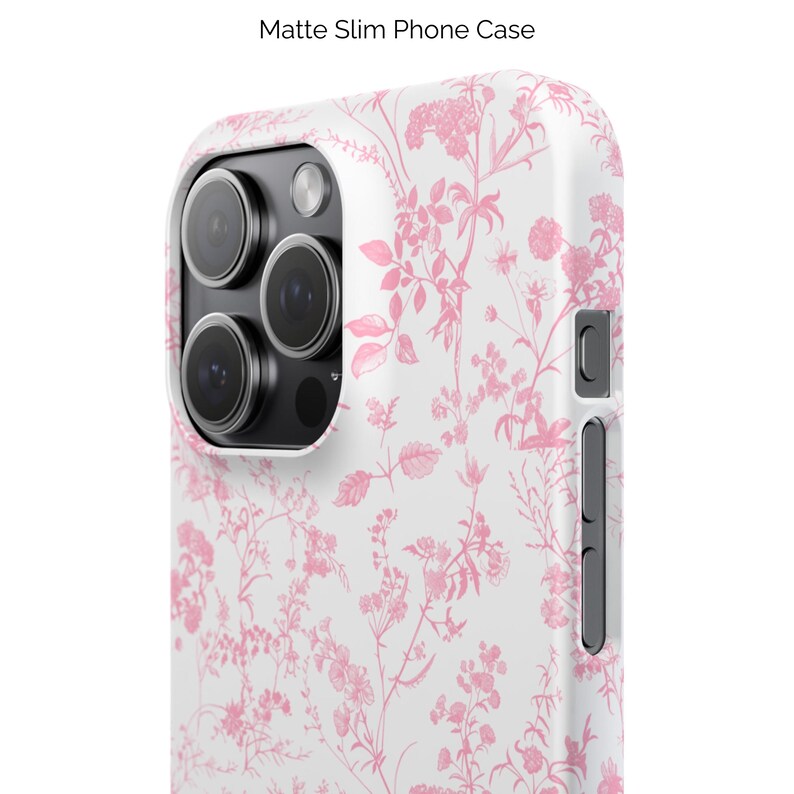 Pode incluir: Uma capa de telefone branca com um padr&atilde;o floral rosa. A capa tem um acabamento fosco e um design fino.  "Matte Slim Phone Case" est&aacute; impresso no topo da imagem.