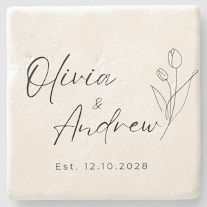 Puede incluir: Posavasos cuadrado blanco con caligrafía negra que dice "Olivia & Andrew Est. 12.10.2028" y un dibujo simple de tres tulipanes.