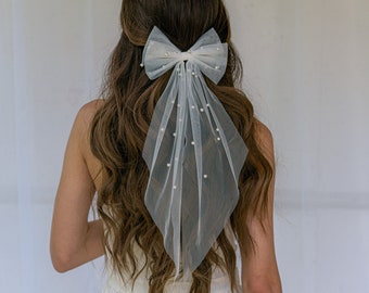 Pre-wedding Party Veil Bow Clip, Bachelor Party Pearl Veil, Bridal Shower Gift,  Bride to Be Hair Comb, Wedding hairpice