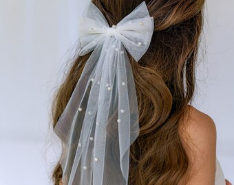 Pre-wedding Party Veil Bow Clip, Bachelor Party Pearl Veil, Bridal Shower Gift,  Bride to Be Hair Comb, Wedding hairpiece