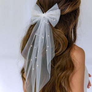 Pre-wedding Party Veil Bow Clip, Bachelor Party Pearl Veil, Bridal Shower Gift,  Bride to Be Hair Comb, Wedding hairpiece