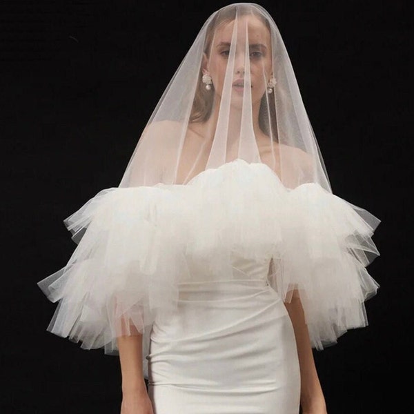 Ivoorkleurige pluizige tule bruidssluier met kam - het must-have accessoire voor bruiloften in 2024