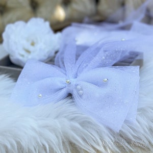 White Pearl and Glitter Bow Veil for Bride. Enhance the allure of pre-wedding celebrations with the 2024 Trendy Bow Veil – a sophisticated bridal hairpiece designed for the bride-to-be, making it an exquisite bridal shower gift.
