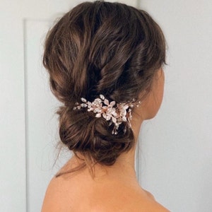 Effortless updo elegance: Rose gold flower hair comb with intricate details, designed to effortlessly adorn your boho hairstyle, making every strand a work of art.